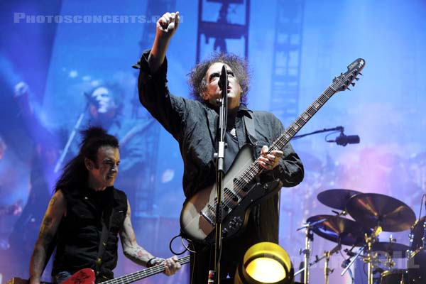 THE CURE - 2019-08-23 - SAINT CLOUD - Domaine National - Grande Scene - Robert James Smith - Simon Jonathon Gallup